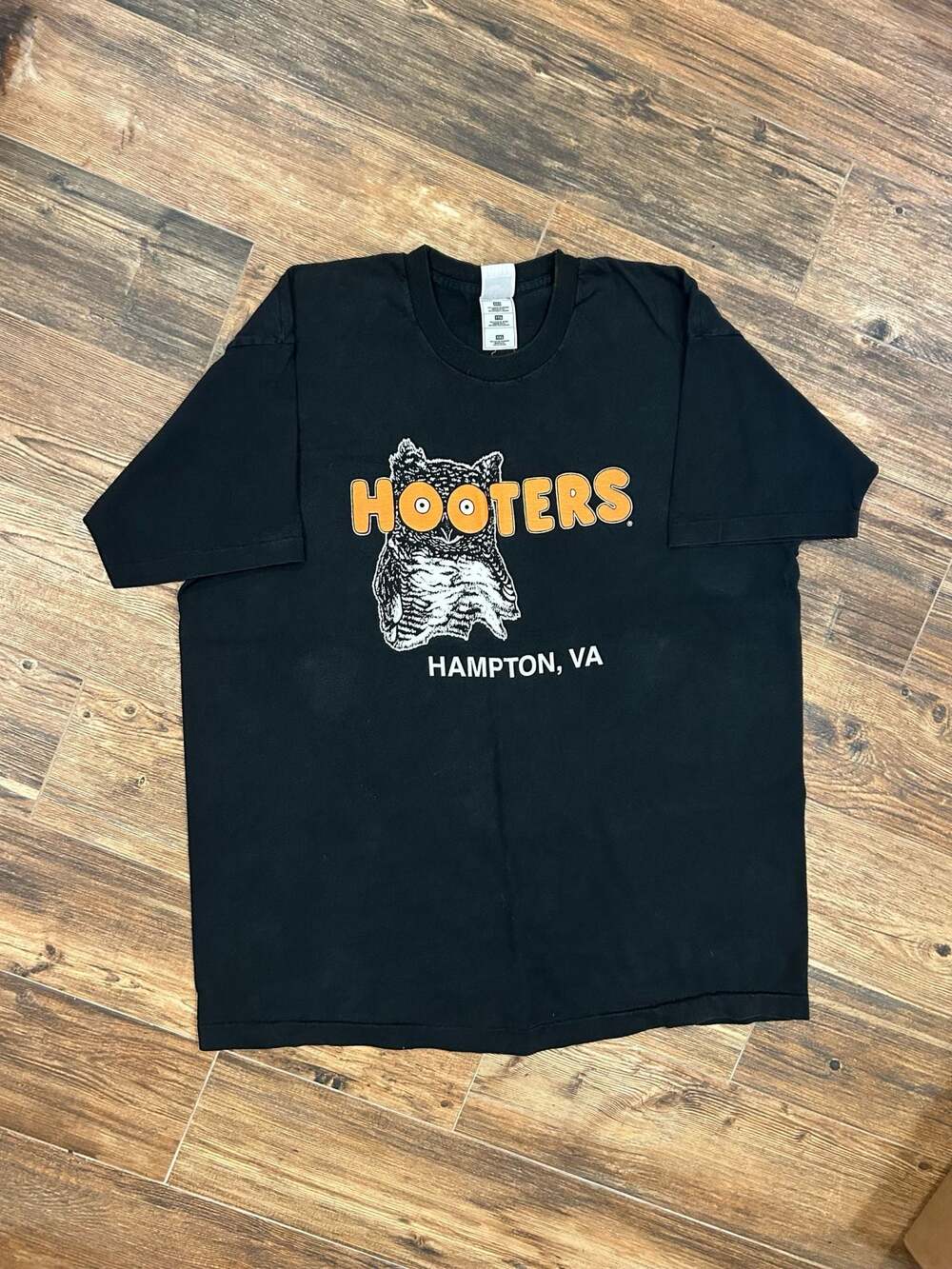 Vintage Hooters Hampton VA The Owl Has Landed Black T-Shirt